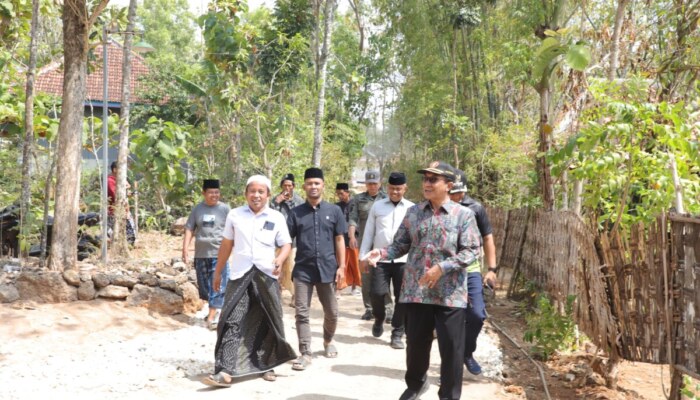 Semangat Gotong Royong Warga Campor Disambut Kunjungan dan Bantuan Pribadi Bupati Pamekasan
