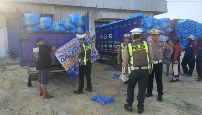 Tetesan Air Garam Picu Jalan Licin, Satlantas Polres Pamekasan Tertibkan Angkutan di Pademawu