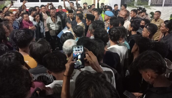 Warga Desa Tenggor Geruduk Polres Gresik, Protes Salah Tangkap dan Dugaan Penganiayaan Oknum Polisi