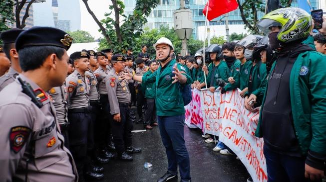 Ratusan Mahasiswa Lintas Kampus di Padang Padati Gedung DPRD Bawa 5 Tuntutan Utama