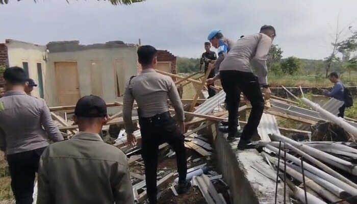 Kapolres Kuningan Turun Langsung Bantu Korban Puting Beliung di Mekarsari